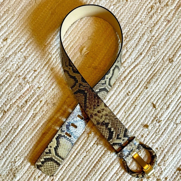 faux snakeskin belt with circle buckle - Picture 2 of 6